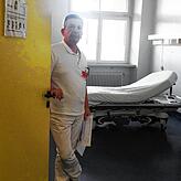 Dr. Stefan Kortüm, Chefarzt der Zentralen Notaufnahme des Klinikums Hochrhein, zeigt ein Isolierzimmer in der Notaufnahme in Waldshut.