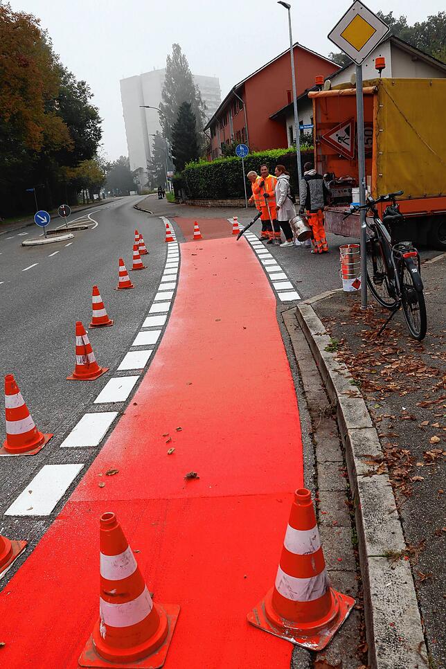Die letzten Markierungsarbeiten für die neue Fahrradstraße in der Südstadt, hier an der Ecke Worblinger Straße/Am Heidenbühl, werden von ...