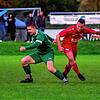 Klare Sache: Pascal Rabe (links) vom SV Rheintal, Torschütze zum 1:0, deckt den Ball geschickt gegen den Bergalinger Tim Schmid ab. ...