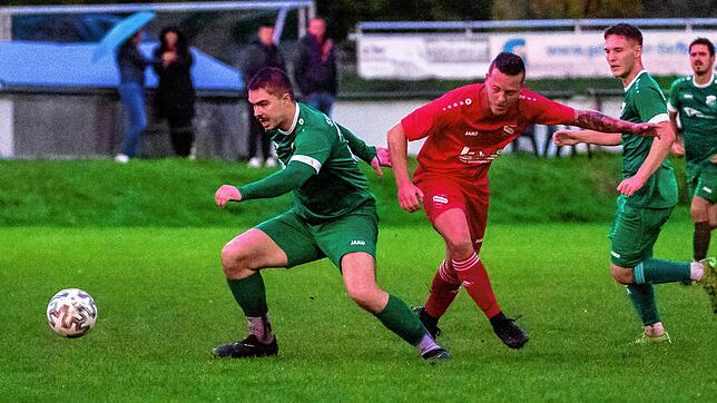 Klare Sache: Pascal Rabe (links) vom SV Rheintal, Torschütze zum 1:0, deckt den Ball geschickt gegen den Bergalinger Tim Schmid ab. ...