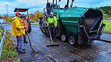 Das Straßenbauarbeiterteam mit Chef Ingo Müller (rechts) an der Baustelle im Bereich der Anschlussstelle bei Deißlingen. Bis Freitag ...
