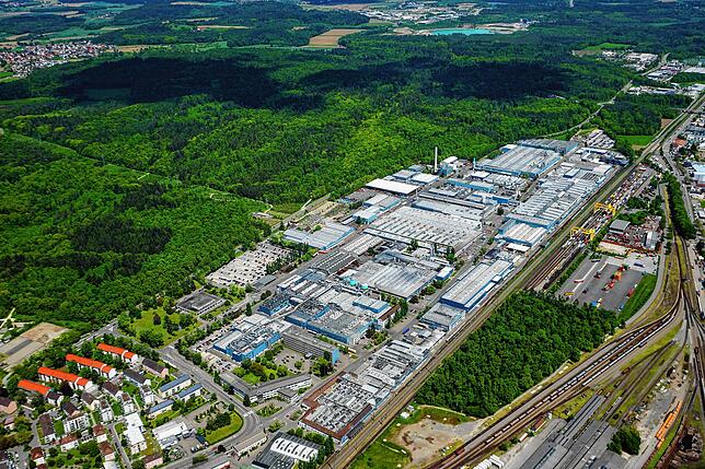 Ein Industriestandort im Grünen: Das Bild zeigt die Singener Aluminiumbetriebe und den angrenzenden Wald aus der Luft. Klimaneutralität ...