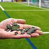 Verklumptes Granulat sorgt nicht nur auf dem Kunstrasenplatz des VfB Waldshut für Probleme. Vor dem gleichen Ärgernis stehen die ...