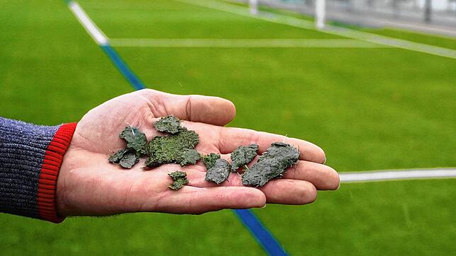 Verklumptes Granulat sorgt nicht nur auf dem Kunstrasenplatz des VfB Waldshut für Probleme. Vor dem gleichen Ärgernis stehen die ...