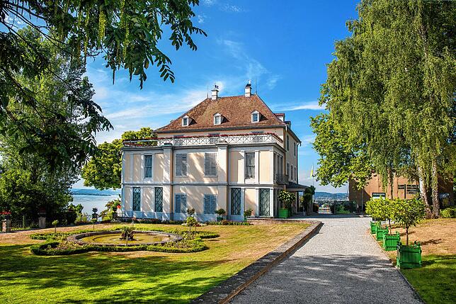 1546 vollendet und mehrfach umgebaut war Arenenberg Wohnstatt der im Exil lebenden Hortense de Beauharnais, Stieftochter und Schwägerin ...