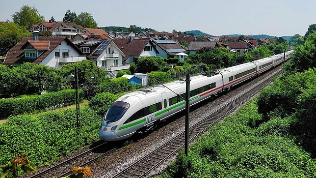 Der erste ICE, der von Konstanz aus nach Hamburg fuhr, passiert am Samstagmittag, 27. Mai, Allensbach.