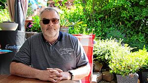 Dietmar Scherer warf dem Impfstoff-Hersteller Biontech vor, infolge einer Corona-Impfung auf dem rechten Auge fast vollständig erblindet ...