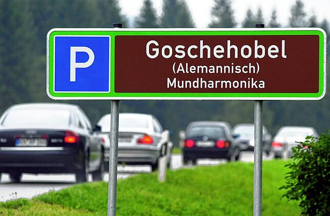 Werbung für die Mundart an der B31 bei Titisee im Schwarzwald: Der „Goschehobel“ steht für Mundharmonika. 19 Rast- und ...