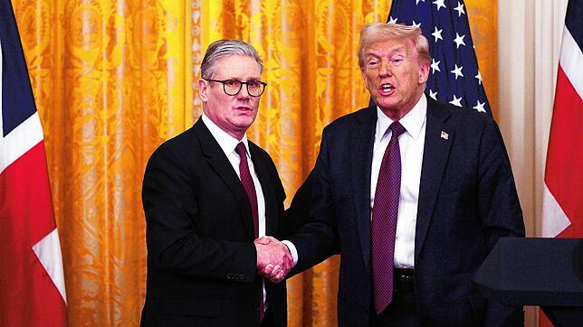 Der britische Premierminister Keir Starmer (l) und US-Präsident Donald Trump geben sich während einer gemeinsamen Pressekonferenz im ...