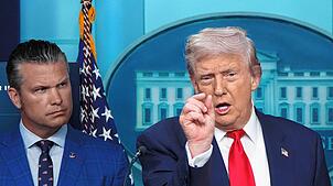 US-Präsident Donald Trump spricht neben US-Verteidigungsminister Pete Hegseth (l) mit Reportern im James Brady Press Briefing Room im ...