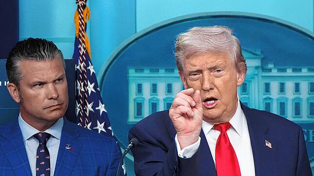 US-Präsident Donald Trump spricht neben US-Verteidigungsminister Pete Hegseth (l) mit Reportern im James Brady Press Briefing Room im ...