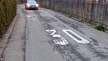Aus den frühen 90er Jahren: Ein aufgemaltes 30-er Zeichen auf dem Asphalt im Seilerwegle verwittert langsam. Foto: him