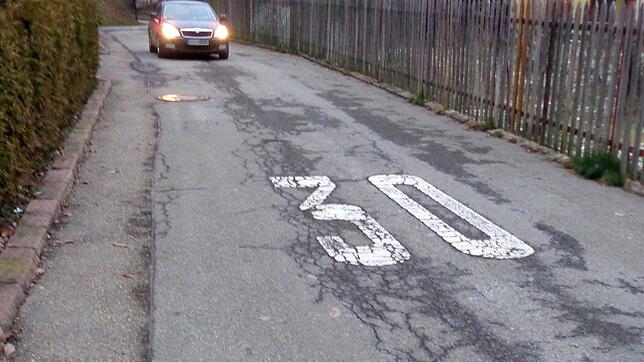 Aus den frühen 90er Jahren: Ein aufgemaltes 30-er Zeichen auf dem Asphalt im Seilerwegle verwittert langsam. Foto: him