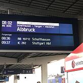 Information: Die Anzeigentafel auf dem Bahnhof Singen weist auf die nächste Verbindung hin. Endstation Albbruck.
