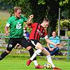 Mathias Wind (links, VFR Stockach) im Duell gegen Kapitän Adrian Hellwig (SC Gottmadingen Bietingen). Die Partie endete 2:0.