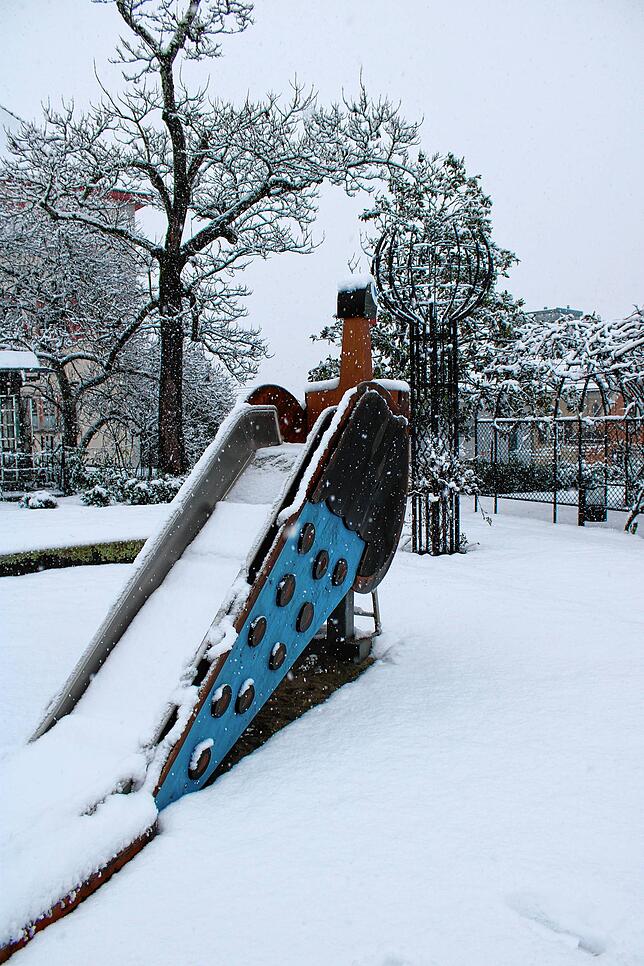 Erstarrt: Der erneutee Wintereinbruch in der Stadt Waldshut-Tiengen überzieht auch den SPielplatz in Tiengen mit einer Schneedecke.