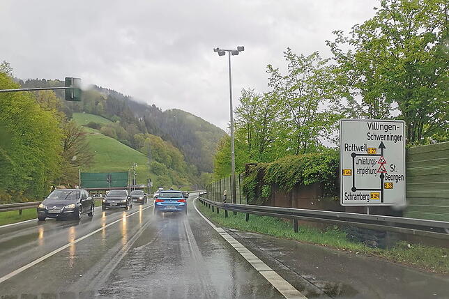 So wie durch dieses Hinweisschild bei Hausach im Kinzigtal wird der überörtliche Verkehr während der Sanierung der Bundesstraße 33 ...
