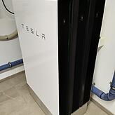 Strom, die die Photovoltaik-Anlage auf dem Dach produziert, muss auch gespeichert werden können. Dazu dienen diese drei Tesla-Speicher ...