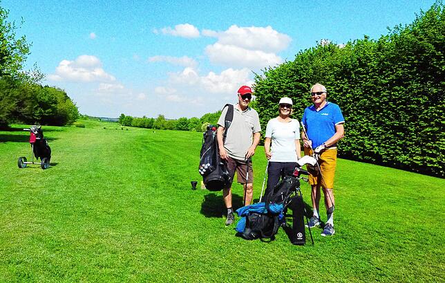 Golfsport heute: Peter Dilger und Andrea Wieland aus Überlingen sowie Hubert Weil aus Oberuhldingen (von links) genießen das Golfspiel ...