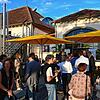 Lockere Gespräche beim Sektempfang des Unternehmerempfangs vor dem Zollhaus.