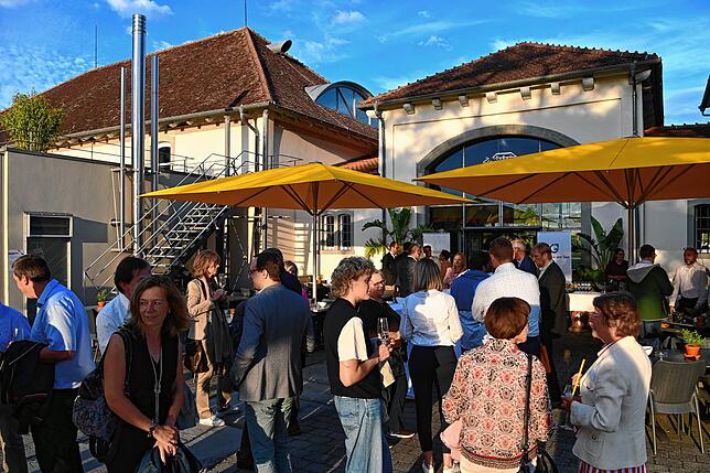 Lockere Gespräche beim Sektempfang des Unternehmerempfangs vor dem Zollhaus.