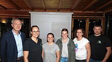 Bürgermeister Michael Schmitt gratuliert: von links die zweite Vorsitzende Melanie Tepass, Lena Schubert, neue Beisitzerin Katharina ...