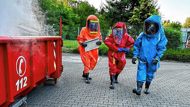 Drei Mitglieder des Singener Gefahrstoffzugs proben den Ernstfall mit gasdichten Chemikalienschutzanzügen.