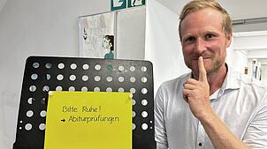 Bitte leise: Christian Wallner ist am Villinger Gymnasium am Romäusring einer von drei Oberstufenberatern.