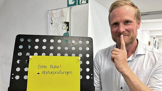 Bitte leise: Christian Wallner ist am Villinger Gymnasium am Romäusring einer von drei Oberstufenberatern.