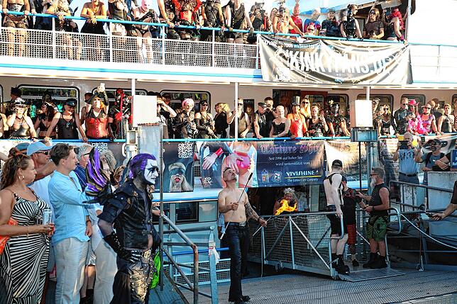 Bild 6: Lack, Leder, Latex! Dieses Spektakel bieten die BDSM-Fans im Konstanzer Hafen