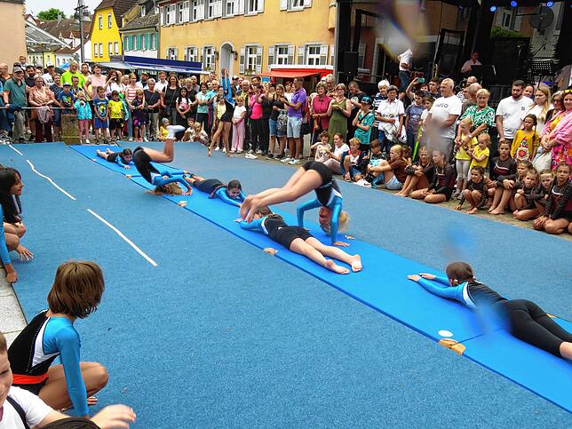 Bild 10: Geisinger in Partylaune: Straßenfest lockt tausende Besucher an