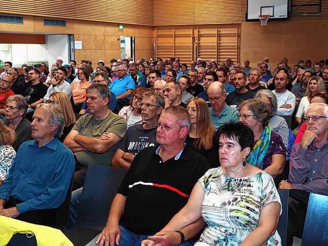 Voll wie nie zuvor, die Gemeindehalle bei der Bürgerinfo zur Alternativplanung des Doppelspurausbaus in Lottstetten.