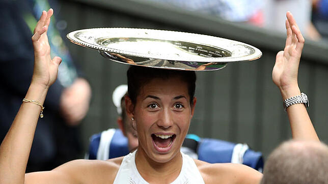 Die Freude ist riesengroß: Die 23-jährige Garbine Muguruza aus Spanien balanciert nach ihrem überraschend deutlichen Sieg gegen Venus ...