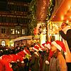 Valeria Jacob singt mit Steiner Schülerinnen und Schülern als Hintergrund-Chor das neue Lied Diini Märlistadt, das extra für die ...