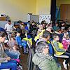 Aufmerksam verfolgen sowohl die Erwachsenen als auch die Kinder und Jugendlichen die Ausführungen zum Jugendraum. Eine Arbeitsgruppe hat ...