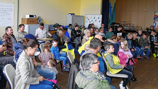 Aufmerksam verfolgen sowohl die Erwachsenen als auch die Kinder und Jugendlichen die Ausführungen zum Jugendraum. Eine Arbeitsgruppe hat ...