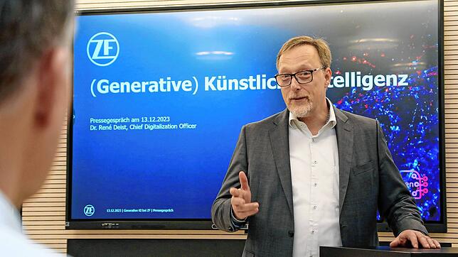 René Deist, Digital-Chef von ZF Friedrichshafen, stellt im Dezember 2023 in Friedrichshafen die KI-Pläne des Automobilzulieferers vor. ...