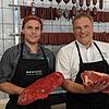 Leonhard Koch (links) zeigt einen Tafelspitz, aus dem das Picanha geschnitten wird, sein Vater Bernhorst Koch ein Dry Aged Entrecôte. ...