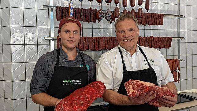 Leonhard Koch (links) zeigt einen Tafelspitz, aus dem das Picanha geschnitten wird, sein Vater Bernhorst Koch ein Dry Aged Entrecôte. ...