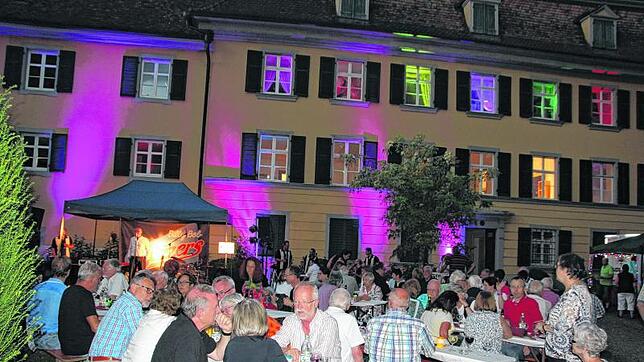 Beim Sommerfest des Singener Museumsvereins im historischen Ambiente des denkmalgeschützten Schlossparks genießen zahlreiche Besucher ...