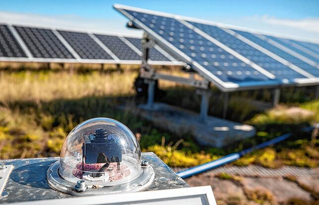 Photovoltaikanlage mit Wolkenkamera auf einem Parkhaus am Stuttgarter Flughafen.