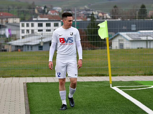 Platzverweis: Für Stürmer Bruno Golic war nach einer verbalen Auseinandersetzung mit Gegenspieler Edmond Bektasi das Spiel des FC ...