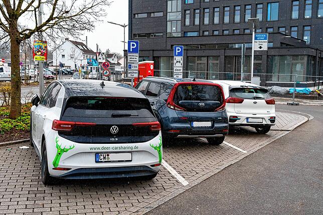 Kein Konzept für E-Mobilität: Langsame Ladesäulen in VS, während die Landeshauptstadt Stuttgart mit kostenlosem Parken für E-Fahrzeuge ...