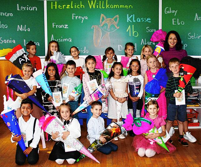 Klasse 1b: Die Erstklässler mit Klassenlehrerin Caroline Lutz.