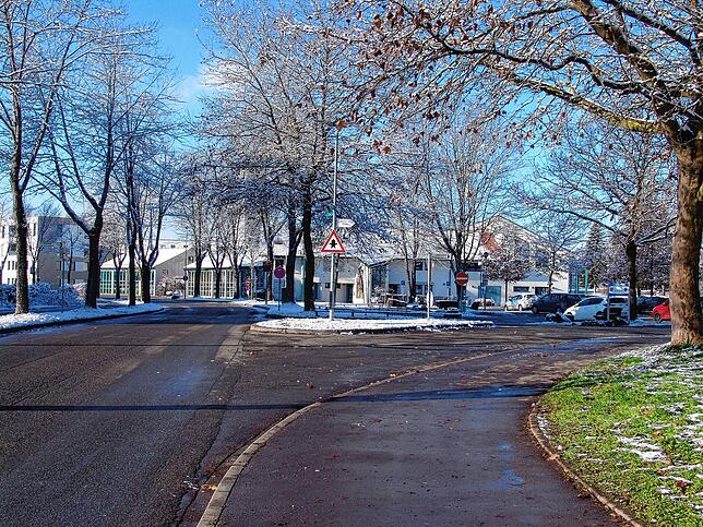 Wer von der Neufracher Straße aus Richtung Rathaus radelt, wird aktuell am Essarter Platz nach rechts zum Schlosssee geleitet – ...
