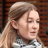 Die Gymnasiastin Lisette Breyer spicht bei der Veranstaltung für die junge Generation.