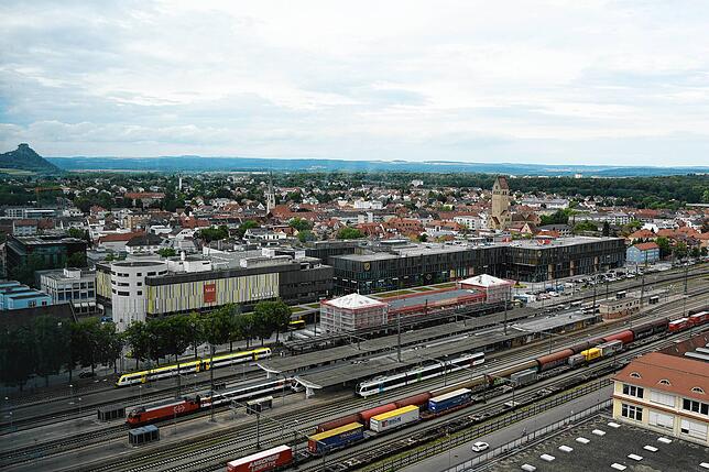 Blick von Süden auf die Innenstadt mit dem Einkaufzentrum Cano (dunkel) und dem Kaufhaus Karstadt (grau). Im Vordergrund die Bahnanlagen.