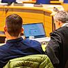 Der 39-jährige Angeklagte (links) sitzt neben seinem Verteidiger im Landgericht Waldshut. Er soll im vergangenen Sommer einen Schweizer ...
