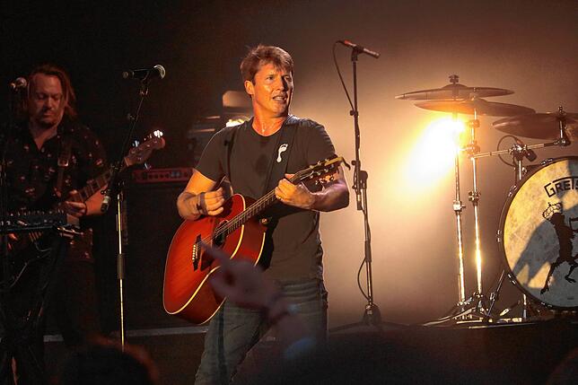 Bild 1: James Blunt begeistert Fans im Salemer Schlosspark