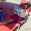 Entspannt am Strand: Mit der richtigen Lektüre, dem neuen SÜDKURIER-Fußballmagazin, erholt sich Marco Lohr vom SV Jestetten in Griechenland.